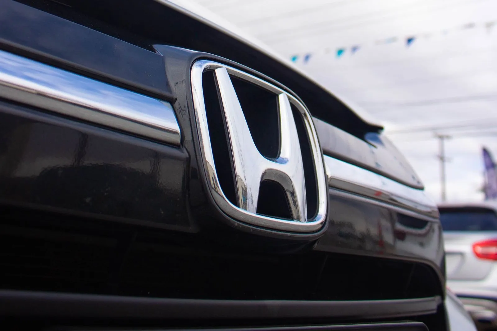 СТО Хонда у Хмельницькому: емблема Honda на решітці радіатора
